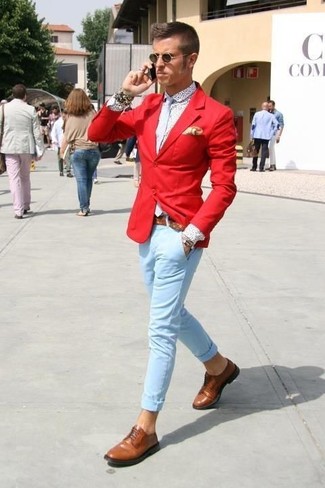 Come indossare e abbinare chino azzurri in estate 2024: Combina un blazer rosso con chino azzurri per un look davvero alla moda. Mostra il tuo gusto per le calzature di alta classe con un paio di scarpe derby in pelle marroni. Una eccellente idea per le temperature estive!