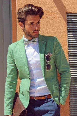 Come indossare e abbinare un blazer verde in modo smart-casual: Metti un blazer verde e chino blu scuro, perfetto per il lavoro.