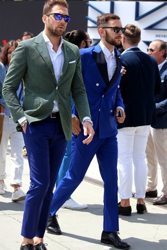 Quale scarpe brogue indossare con chino blu per un uomo di 30 anni: Potresti indossare un blazer di cotone verde oliva e chino blu se cerchi uno stile ordinato e alla moda. Indossa un paio di scarpe brogue per un tocco virile.