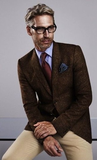 Look alla moda per uomo: Blazer di lana marrone scuro, Camicia elegante azzurra, Chino marrone chiaro, Cravatta bordeaux