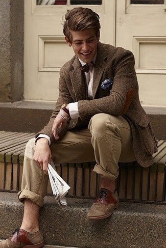 Come indossare e abbinare scarpe oxford marroni per un uomo di 30 anni: Combina un blazer di lana marrone con chino marroni se cerchi uno stile ordinato e alla moda. Scegli uno stile classico per le calzature e scegli un paio di scarpe oxford marroni.