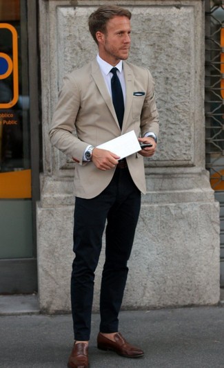 Come indossare e abbinare una cravatta blu scuro in modo smart-casual: Opta per un blazer beige e una cravatta blu scuro per un look elegante e alla moda. Opta per un paio di mocassini eleganti in pelle marroni per avere un aspetto più rilassato.
