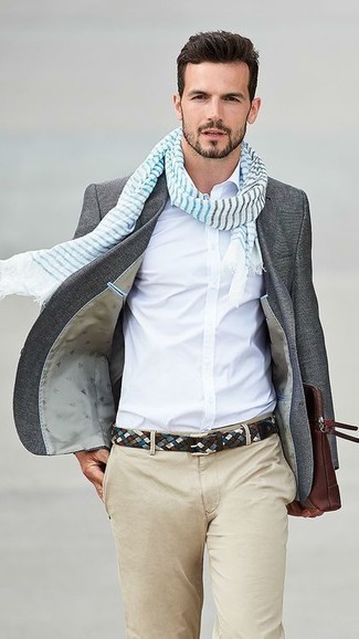 Come indossare e abbinare una pochette in pelle terracotta quando fa caldo in modo smart-casual: Indossa un blazer di lana grigio scuro e una pochette in pelle terracotta per un look comfy-casual.