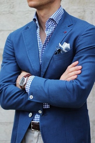 Come indossare e abbinare un fazzoletto da taschino con stampa cachemire blu quando fa caldo in modo smart-casual: Scegli un blazer blu e un fazzoletto da taschino con stampa cachemire blu per un'atmosfera casual-cool.