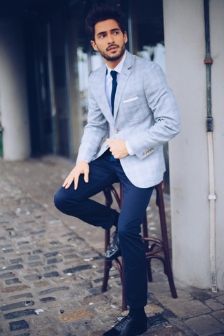 Look alla moda per uomo: Blazer scozzese azzurro, Camicia elegante bianca, Chino blu scuro, Scarpe brogue in pelle nere