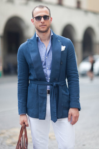 Come indossare e abbinare una camicia elegante azzurra con un blazer blu quando fa caldo in modo smart-casual: Vestiti con un blazer blu e una camicia elegante azzurra per essere sofisticato e di classe.