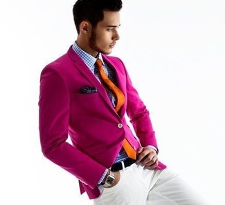 Come indossare e abbinare una cravatta arancione in modo smart-casual: Potresti combinare un blazer fucsia con una cravatta arancione come un vero gentiluomo.