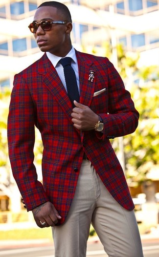 Come indossare e abbinare un blazer scozzese rosso e blu scuro quando fa caldo: Combina un blazer scozzese rosso e blu scuro con chino beige per un look elegante ma non troppo appariscente.