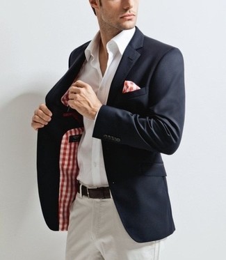 Come indossare e abbinare un fazzoletto da taschino bianco e rosso per un uomo di 30 anni: Prova a combinare un blazer blu scuro con un fazzoletto da taschino bianco e rosso per un outfit rilassato ma alla moda.
