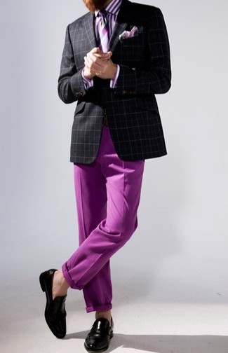 Look alla moda per uomo: Blazer scozzese nero, Camicia elegante a righe verticali viola melanzana, Chino viola melanzana, Mocassini eleganti in pelle neri