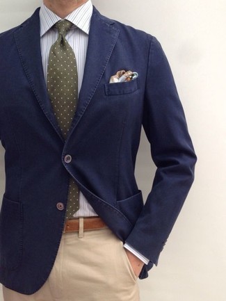 Come indossare e abbinare una cravatta verde oliva in modo smart-casual: Scegli un outfit composto da un blazer di cotone blu scuro e una cravatta verde oliva per essere sofisticato e di classe.