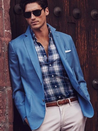 Come indossare e abbinare un blazer blu con chino beige per un uomo di 30 anni: Prova a combinare un blazer blu con chino beige per creare un look smart casual.