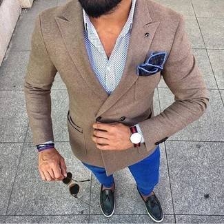 Come indossare e abbinare un bracciale blu per un uomo di 30 anni: Indossa un blazer di lana marrone e un bracciale blu per un look comfy-casual. Prova con un paio di mocassini con nappine in pelle neri per un tocco virile.