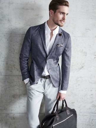 Look alla moda per uomo: Blazer grigio scuro, Camicia elegante bianca, Chino grigi, Borsa per lo sport di tela nera