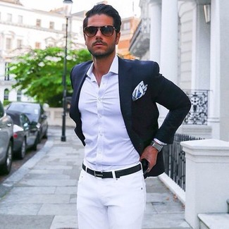Come indossare e abbinare un fazzoletto da taschino stampato bianco: Metti un blazer blu scuro e un fazzoletto da taschino stampato bianco per un look perfetto per il weekend.