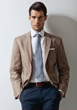 Come indossare e abbinare una cravatta grigia in estate 2024: Prova ad abbinare un blazer marrone chiaro con una cravatta grigia per essere sofisticato e di classe. Questo è il look must have per l’estate.