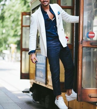 Quale camicia elegante indossare con un blazer bianco: Potresti abbinare un blazer bianco con una camicia elegante per un look elegante e alla moda. Per un look più rilassato, calza un paio di scarpe da ginnastica di tela bianche.