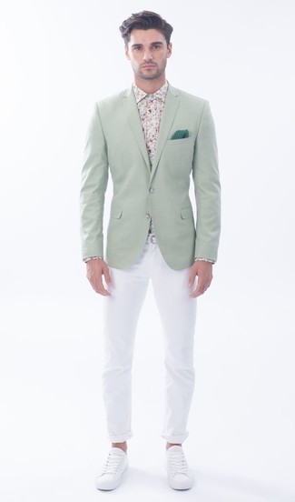 Look alla moda per uomo: Blazer verde menta, Camicia elegante a fiori bianca, Chino bianchi, Sneakers basse bianche