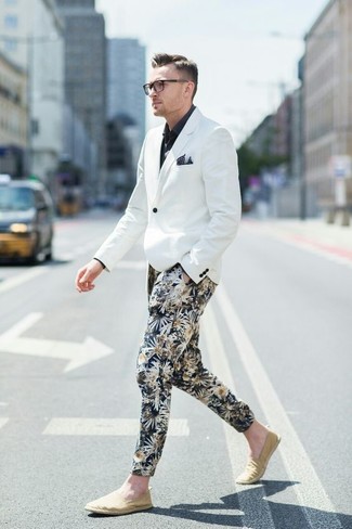 Look alla moda per uomo: Blazer bianco, Camicia elegante nera, Chino a fiori neri, Sneakers senza lacci di tela beige