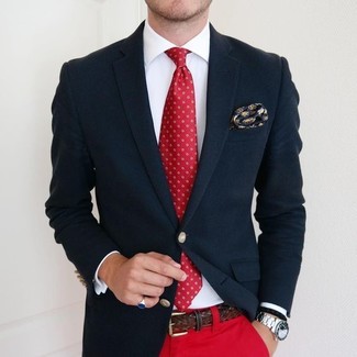 Come indossare e abbinare una cravatta stampata rossa e blu scuro in estate 2024 in modo smart-casual: Scegli un outfit composto da un blazer blu scuro e una cravatta stampata rossa e blu scuro come un vero gentiluomo. Una fantastica scelta per essere cool e alla moda anche durante la stagione calda.