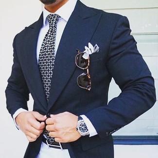 Come indossare e abbinare una cravatta stampata per un uomo di 30 anni in modo smart-casual: Combina un blazer blu scuro con una cravatta stampata come un vero gentiluomo.