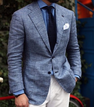 Come indossare e abbinare un fazzoletto da taschino di cotone bianco: Abbina un blazer scozzese blu con un fazzoletto da taschino di cotone bianco per un outfit rilassato ma alla moda.