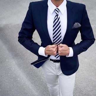 Come indossare e abbinare una cravatta bianca e blu scuro per un uomo di 30 anni quando fa caldo in modo smart-casual: Mostra il tuo stile in un blazer blu scuro con una cravatta bianca e blu scuro per una silhouette classica e raffinata
