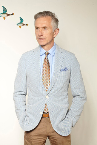 Come indossare e abbinare una camicia elegante azzurra per un uomo di 60 anni: Coniuga una camicia elegante azzurra con chino marrone chiaro per un abbigliamento elegante ma casual.