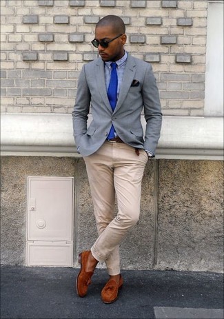 Look alla moda per uomo: Blazer grigio, Camicia elegante a quadretti blu, Chino beige, Mocassini con nappine in pelle scamosciata terracotta