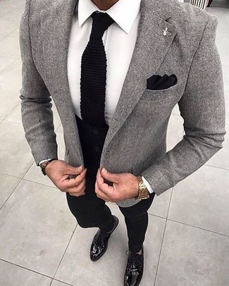 Come indossare e abbinare una cravatta lavorata a maglia nera quando fa caldo: Opta per un blazer di lana grigio e una cravatta lavorata a maglia nera come un vero gentiluomo. Scarpe oxford in pelle nere sono una interessante scelta per completare il look.
