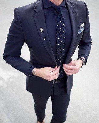 Come indossare e abbinare una camicia elegante blu scuro con chino neri quando fa caldo in modo smart-casual: Coniuga una camicia elegante blu scuro con chino neri per essere elegante ma non troppo formale.