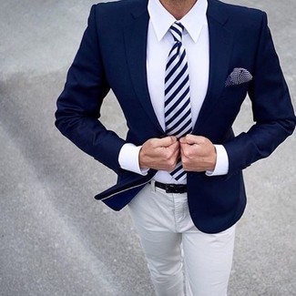 Come indossare e abbinare un fazzoletto da taschino blu scuro e bianco: Vestiti con un blazer blu scuro e un fazzoletto da taschino blu scuro e bianco per un'atmosfera casual-cool.