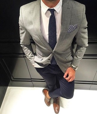 Look alla moda per uomo: Blazer grigio, Camicia elegante bianca, Chino neri, Scarpe brogue in pelle marroni