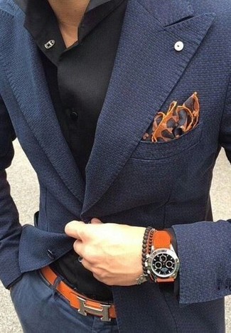 Come indossare e abbinare un orologio lime in estate 2024 in modo smart-casual: Combina un blazer blu scuro con un orologio lime per un look comfy-casual. Una buona scelta per le temperature calde!