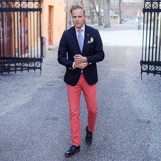Come indossare e abbinare pantaloni rosa: Scegli un blazer blu scuro e pantaloni rosa se preferisci uno stile ordinato e alla moda. Stivaletti brogue in pelle neri daranno lucentezza a un look discreto.
