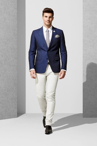 Come indossare e abbinare una cravatta a quadri grigia in modo smart-casual: Prova a combinare un blazer blu scuro con una cravatta a quadri grigia come un vero gentiluomo. Stivali chelsea in pelle neri sono una buona scelta per completare il look.