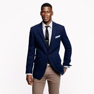 Come indossare e abbinare un blazer blu scuro con chino marrone chiaro: Potresti combinare un blazer blu scuro con chino marrone chiaro per creare un look smart casual.