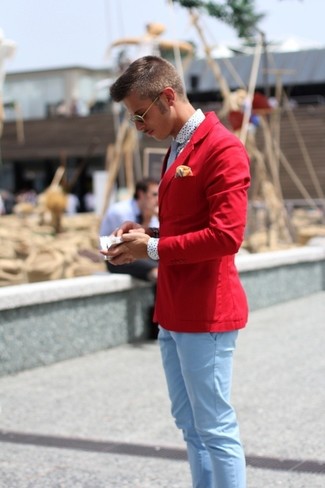 Come indossare e abbinare una giacca rossa in estate 2024: Perfeziona il look smart casual con una giacca rossa e chino azzurri. Questo, ovviamente, è il look must have per i mesi estivi.