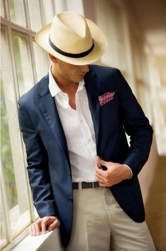 Come indossare e abbinare un fazzoletto da taschino bianco e rosa per un uomo di 30 anni in modo smart-casual: Potresti combinare un blazer blu scuro con un fazzoletto da taschino bianco e rosa per un'atmosfera casual-cool.