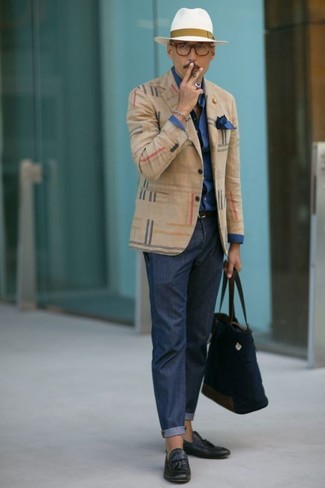 Come indossare e abbinare mocassini eleganti per un uomo di 40 anni in modo smart-casual: Vestiti con un blazer scozzese beige e chino blu scuro se cerchi uno stile ordinato e alla moda. Sfodera il gusto per le calzature di lusso e scegli un paio di mocassini eleganti.