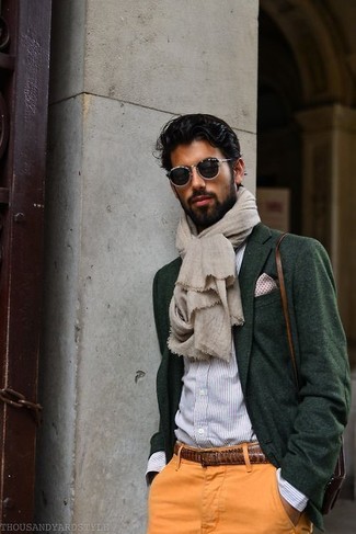 Come indossare e abbinare una sciarpa beige per un uomo di 30 anni: Opta per un blazer di lana verde scuro e una sciarpa beige per una sensazione di semplicità e spensieratezza.