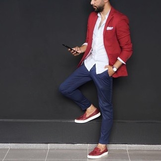 Quale blazer indossare con mocassini con nappine rossi per un uomo di 30 anni: Scegli un outfit composto da un blazer e chino blu scuro, perfetto per il lavoro. Mocassini con nappine rossi daranno lucentezza a un look discreto.