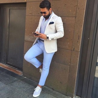 Quale chino indossare con un blazer beige: Potresti combinare un blazer beige con chino per un look davvero alla moda. Per un look più rilassato, opta per un paio di sneakers basse di tela grigie.
