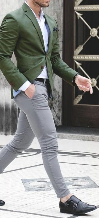 Quale chino indossare con un blazer verde oliva: Abbina un blazer verde oliva con chino per creare un look smart casual. Opta per un paio di scarpe double monk in pelle nere per un tocco virile.