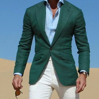 Come indossare e abbinare un blazer verde scuro per un uomo di 30 anni quando fa caldo in modo smart-casual: Abbina un blazer verde scuro con chino bianchi, perfetto per il lavoro.