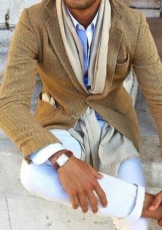 Come indossare e abbinare una sciarpa beige per un uomo di 30 anni in primavera 2025 in modo smart-casual: Scegli un blazer di lana a spina di pesce marrone chiaro e una sciarpa beige per un'atmosfera casual-cool. Un outfit splendido per essere molto elegante e alla moda anche in primavera.