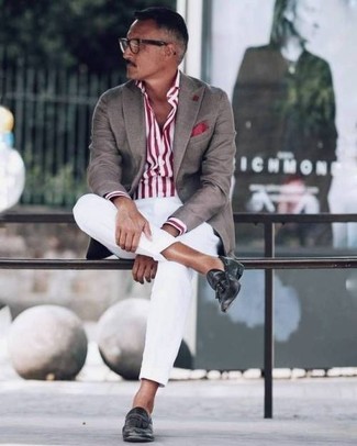 Quale blazer indossare con una camicia elegante bianca e rossa: Abbina un blazer con una camicia elegante bianca e rossa, perfetto per il lavoro. Scegli uno stile classico per le calzature e opta per un paio di mocassini con nappine in pelle neri.