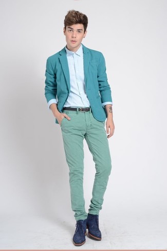 Come indossare e abbinare stivali blu per un uomo di 17 anni in modo smart-casual: Opta per un blazer verde menta e chino verde menta, perfetto per il lavoro. Completa questo look con un paio di stivali blu.