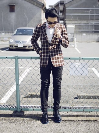 Quale blazer indossare con chukka nere in modo smart-casual: Potresti combinare un blazer con chino neri per un look elegante ma non troppo appariscente. Chukka nere sono una gradevolissima scelta per completare il look.