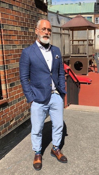 Look alla moda per uomo: Blazer a quadri blu, Camicia elegante bianca, Chino azzurri, Scarpe derby in pelle terracotta